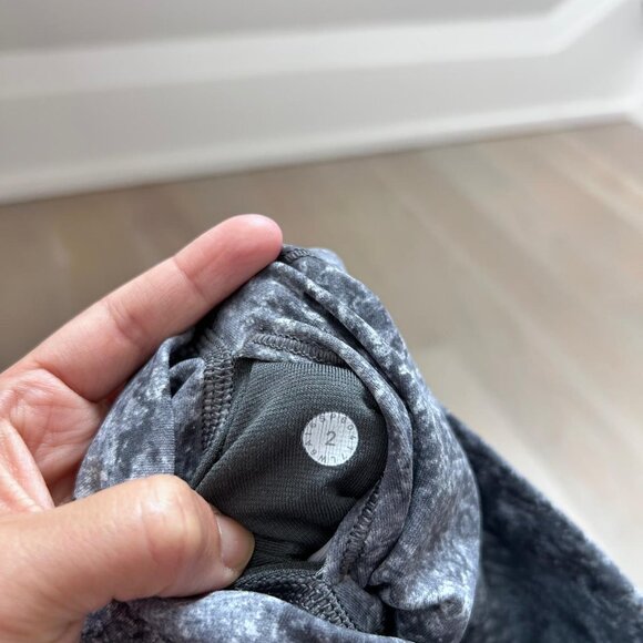 Lululemon Crop Bottom Size 2 Womens - Picture 3 of 3